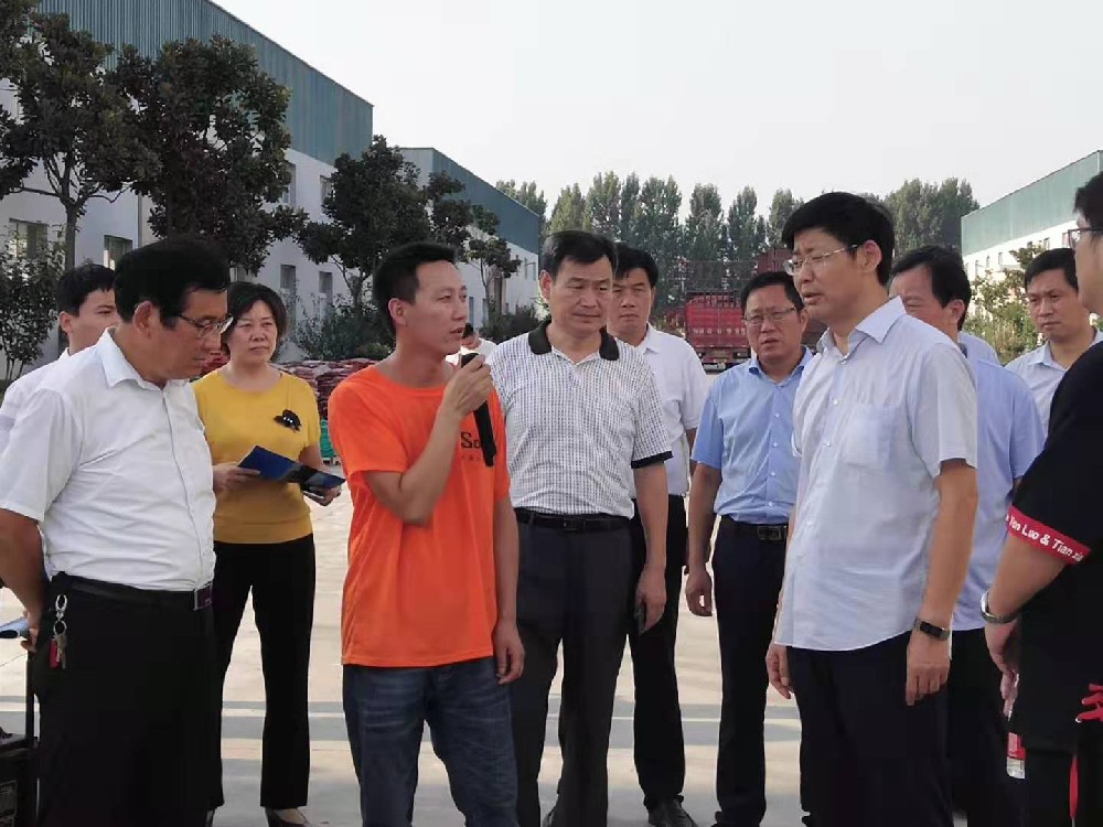 社旗县张县长携众位领导来河南森度体育设施有些公司视察工作
